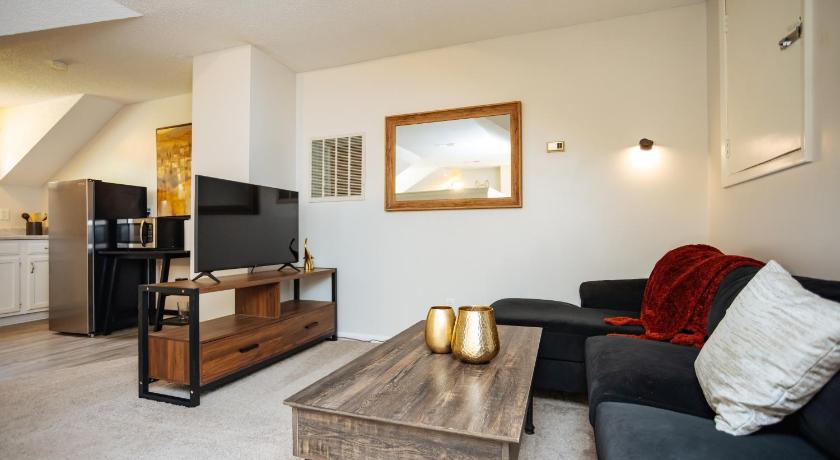 Private Suite Near It All - Prime Location