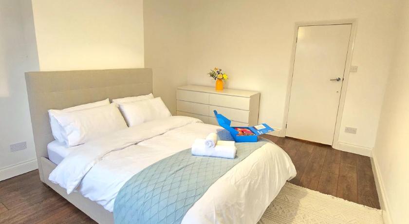 2bedroom sleeps 5 Raynes Park London 30min to Central London Family Friendly