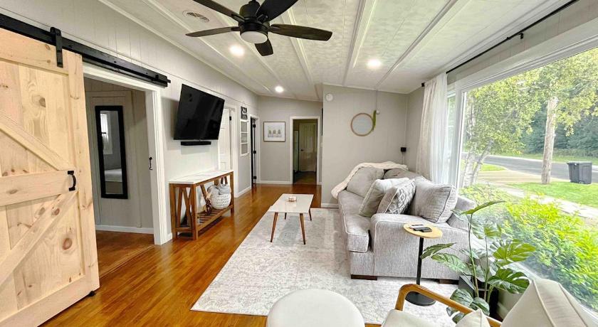 Home in the Heart of Alex Bay Near Boldt Castle!