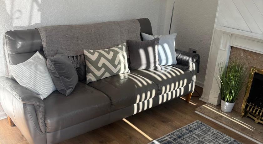 Cozee 2-bed home in WV11 nr New Cross Hospital M6 & M54