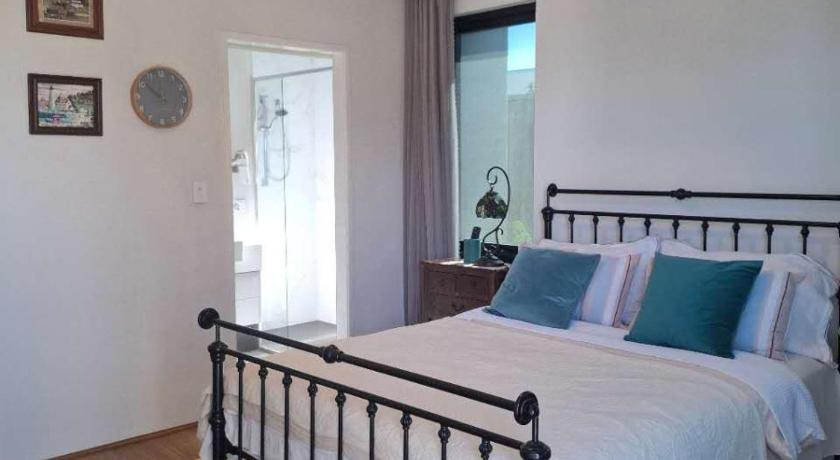 Private Entrance, Guest Suite with Garden View