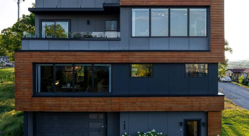 Modern Stunner 5 min to DT Hot Tub Rooftop Views