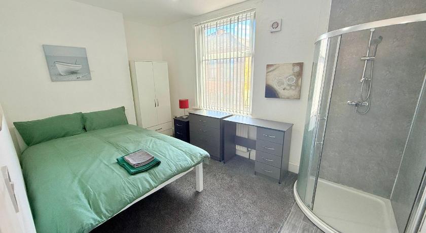 BIG double room Attached Shower near to city center