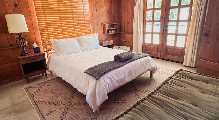 Room 1 - Downtown Joshua Tree Motel - Pet Friendly - Walk to Shops & Visitor Center, Minutes to Park