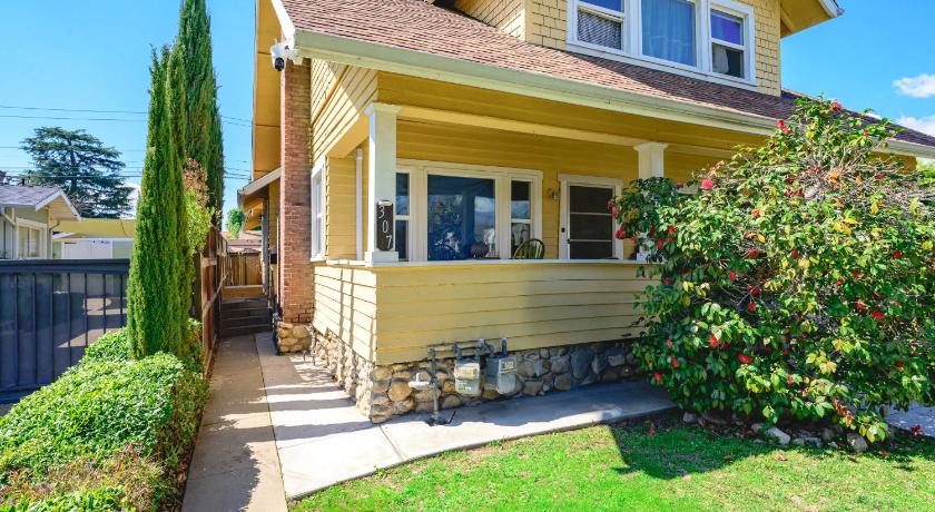 Near LA Cozy Home with Full Kitchen & Laundry