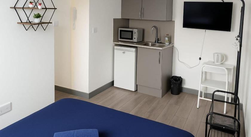 133 Wood Green Studios to Central London