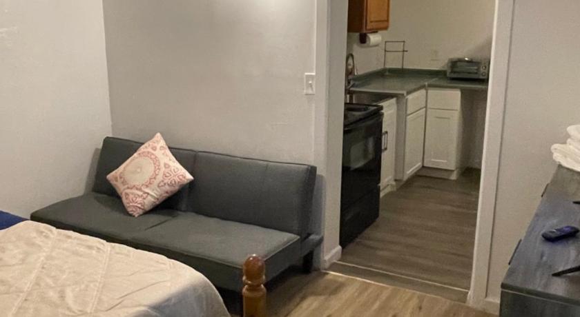 THE TAYLOR 1 BEDROOM GUEST HOUSE FULL KITCHEN and PRIVATE GATED YARD ARTS RooSEVELT ROW CONVENTION C