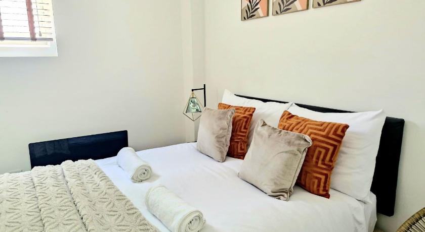 Elite Service Accommodation 5min to Tram, direct to Manchester, 5 min drive to High Street & M60 J17