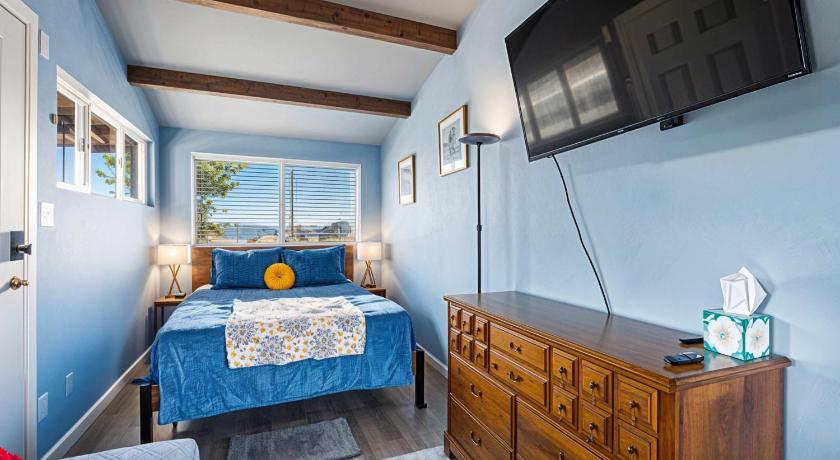 2nd Floor Studio #4 with Ocean View and Covered Deck