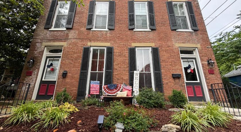 "Madison Manor I" by the River, Hot Tub, Downtown