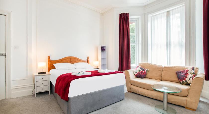 OYO The Lodge Bournemouth