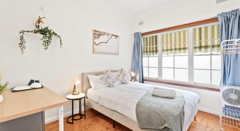 Double Room in Peakhurst - Centrally Located - Shared Bathroom