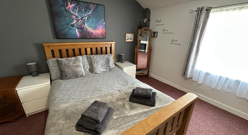 Llanidloes Townhouse-pet-friendly-sleeps 7-Mid Wales