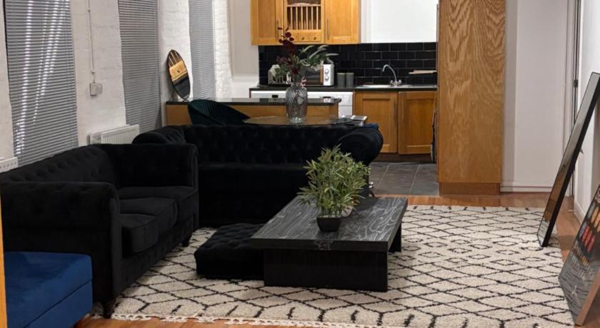 3 Bed Luxury Contractors Apartment, Free Parking, City Centre, Fast WiFi by Opulent Stays