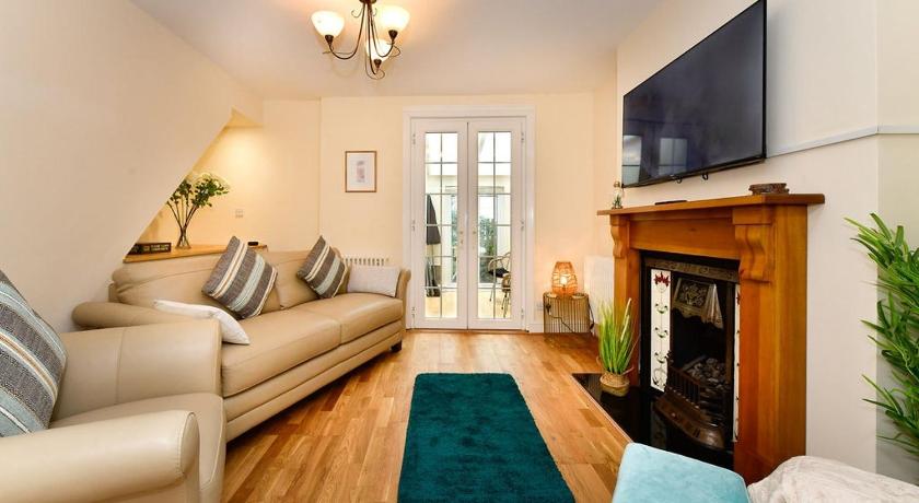 Castle Square Cottage - Beachside Retreat