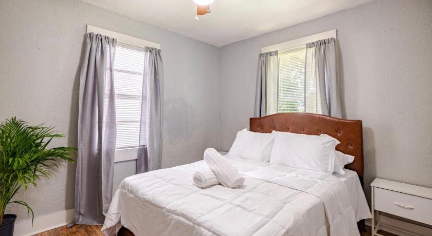 Modern Private Tampa Getaway Steps from Ybor