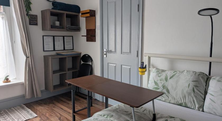 R4 - New Relaxing Double - City & Beach Access, WIFI, Free Parking - Self Catering