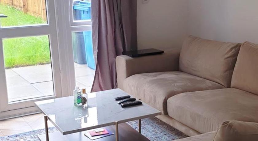 Modern Home with Private Garden and Car Park in Manchester