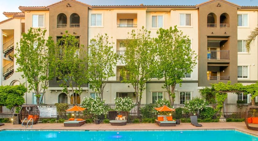 Premier Suites at Marina-Venice with Luxe Pool, Gym & Hot Tub & More