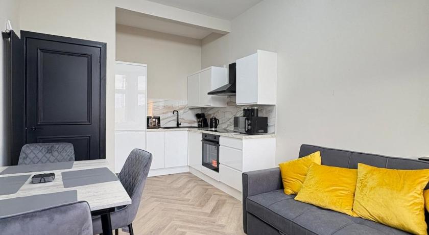 3BR West End Flat w Free Parking