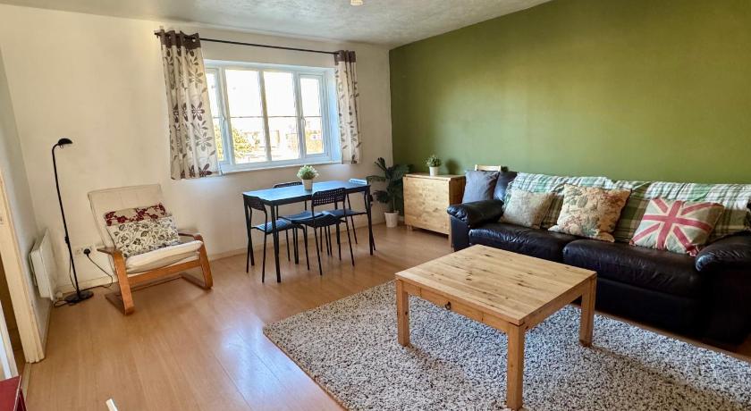 Stylish 2 Bed Home with parking