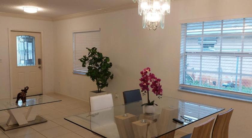 Room 5 minutes from PBI Airport