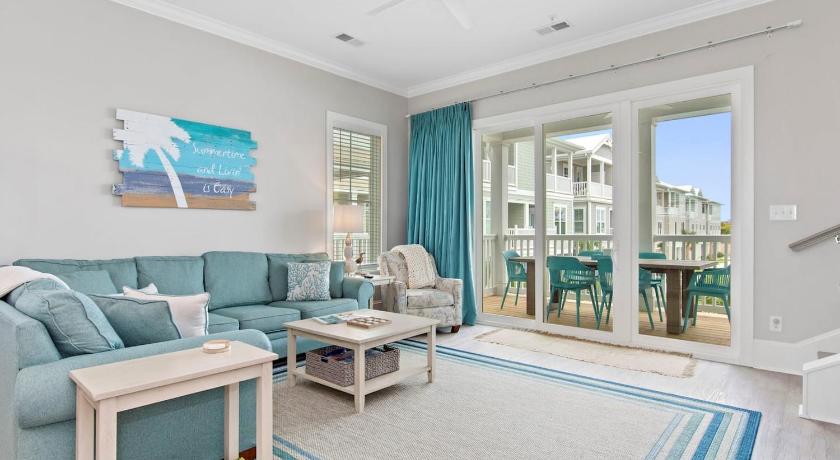 Luxury Beach Condo 5 Min Walk To Beach & Shops!