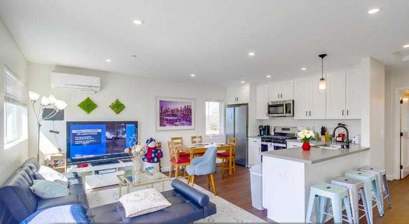 Entire Private 3-Bedroom Home near San Diego Downtown & Beach, Available Now