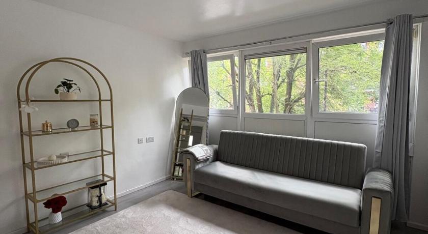 Newly Refurbished - Stylish - Modern - And Cosy Flat - King Size Bed with Built In Speakers - Bedsid