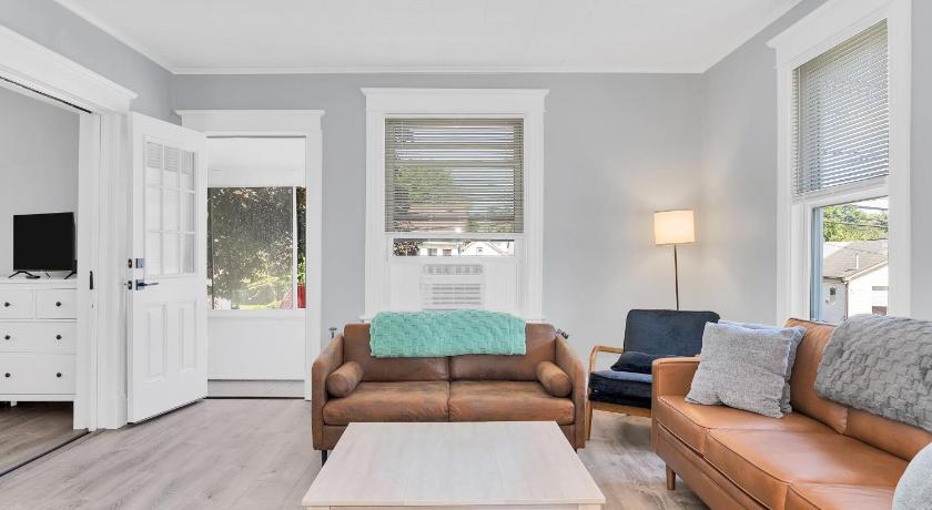 Welcome to Hat City Danbury, A Suburban Retreat