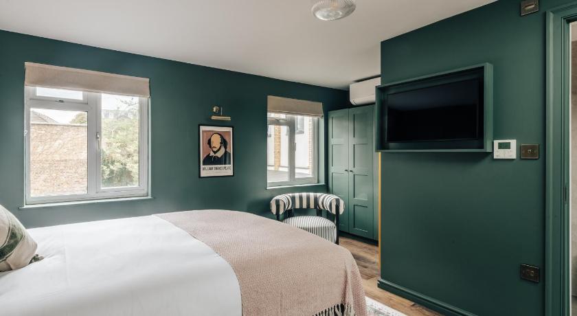 Hermes Hotel by Nestor