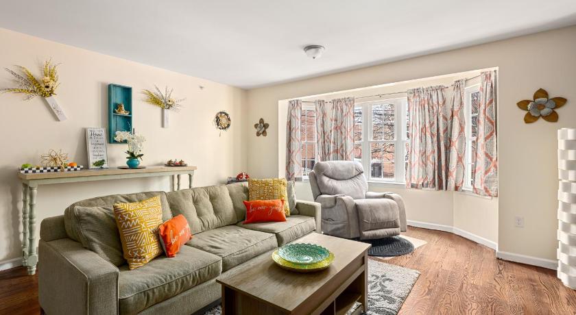 Newark Gem 6BR, 5BA - Sleeps 24 - Walk to Prudential Center and Newark Penn Station, Near EWR and Am