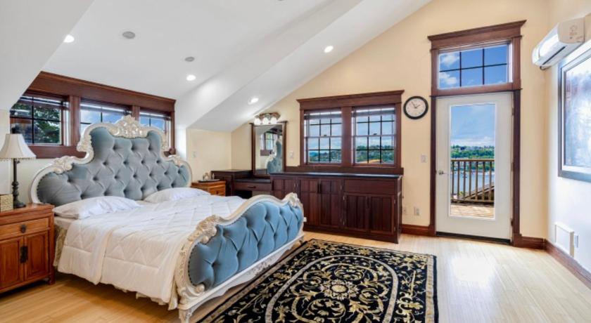 Emerald water vila in capital hill