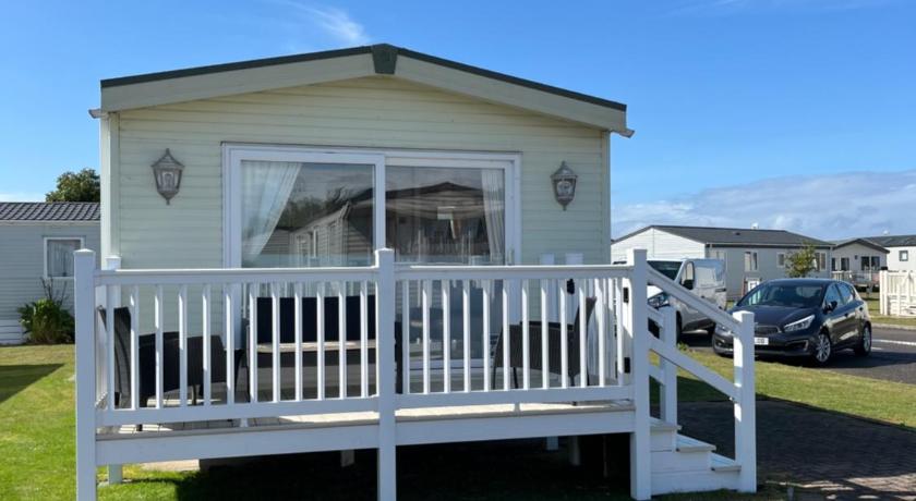2 Bedroom Mini Lodge near the beach