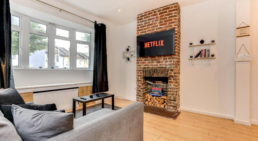 Charming Coastal Retreat in BN2