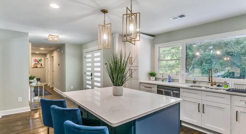 Designer 5 Bedroom with Backyard Downtown ATL