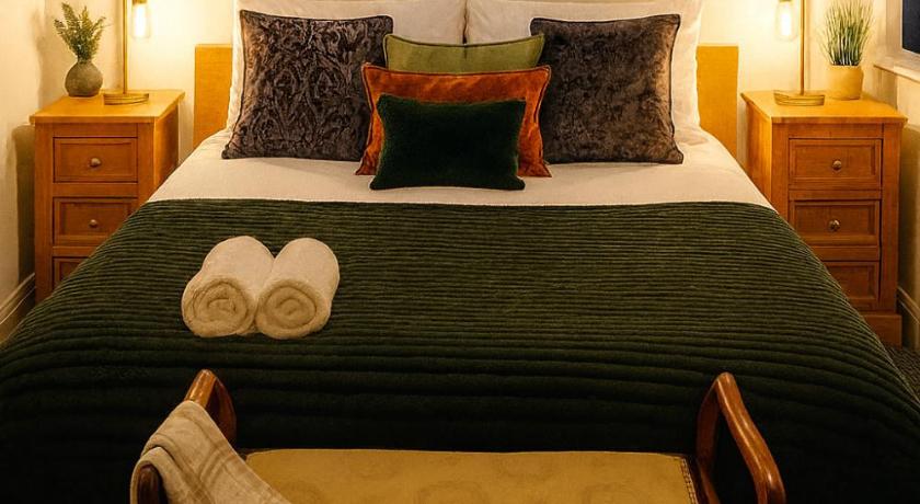 Airport and City Access Stylish 3BR with Garden Plus Parking