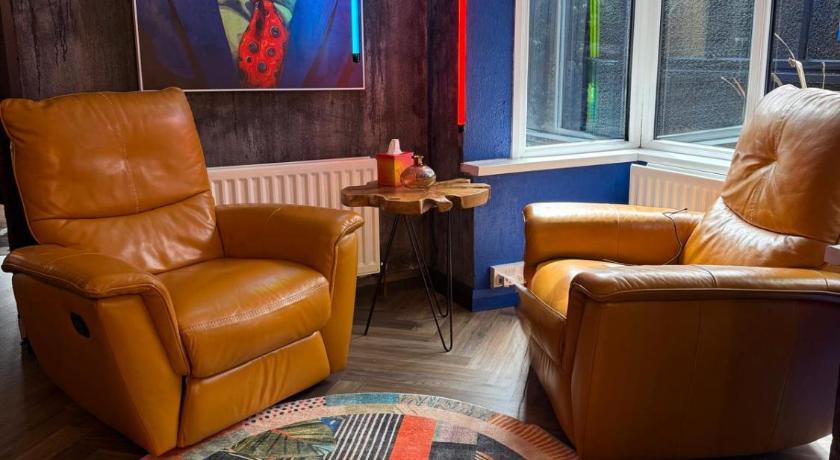 The Funky Hideaway with Hot Tub