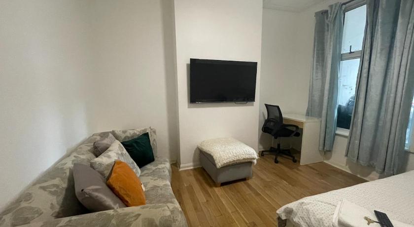 96TR Comfy room with double bed Edmonton Green