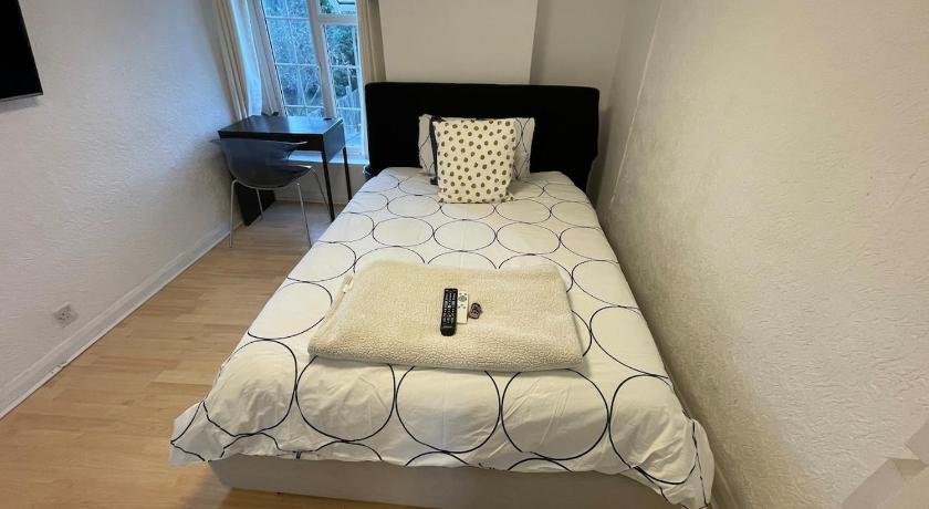96TR Double bed bedroom - Edmonton green