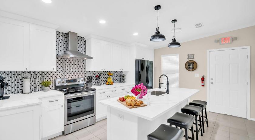 Walk to Blue Jays, Breweries, Marina & Beaches