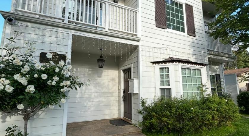 Private room with private bathroom - Mini Mansion