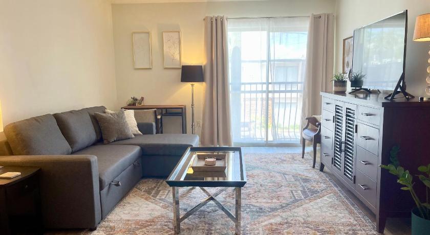 Walk to UF Health & Shands Hospital - 1BR 1BA Condo with Pool & Parking