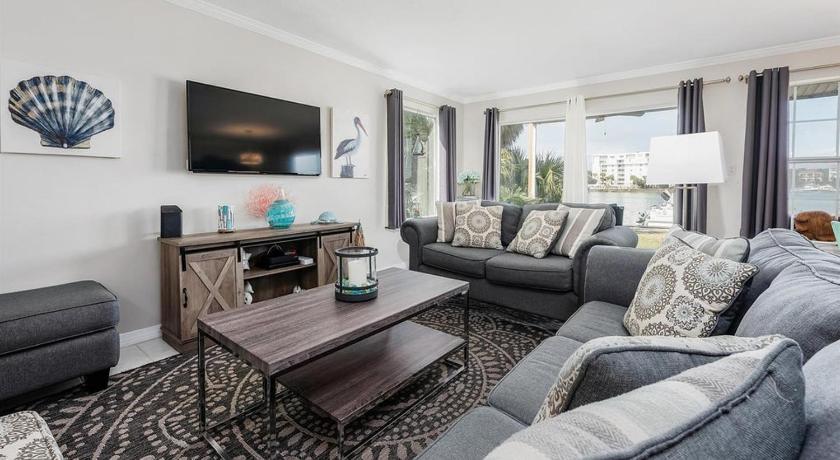 Pelican Cliff breathtaking view less than a mile to beach