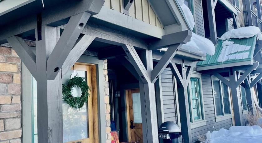 2 BR Basecamp Bliss at Kicking Horse Near Ski Hill