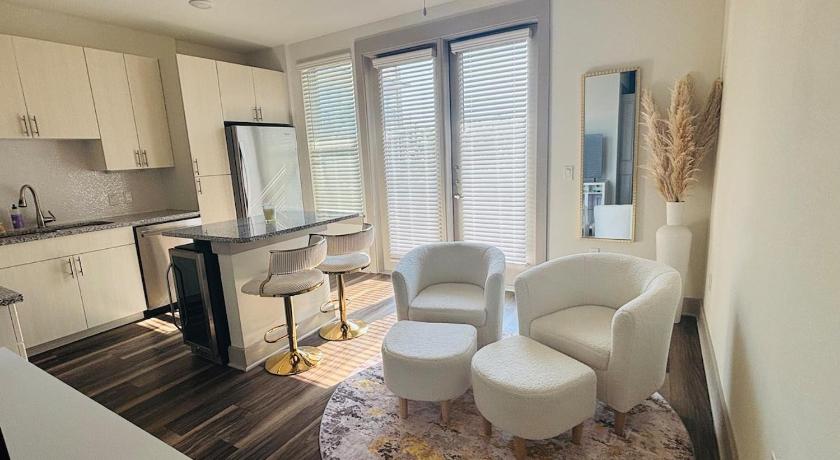 LUX Apt 2 Min to TCU Pool & Gym!