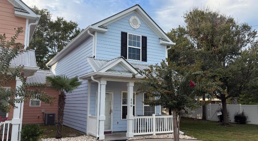 Spacious 3-BR Cottage, 2 Blocks To Beach