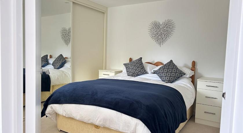 Private Garden Retreat 2BR Modern Comfort