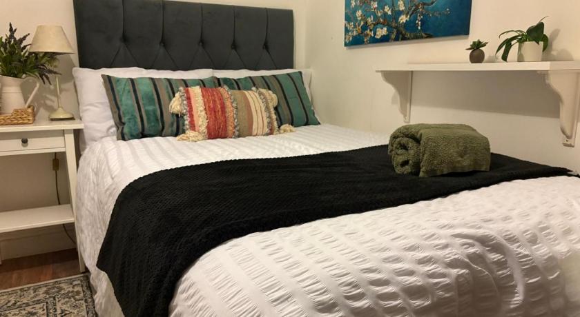 Lovely Room with a view & Parking nr Hampton Court