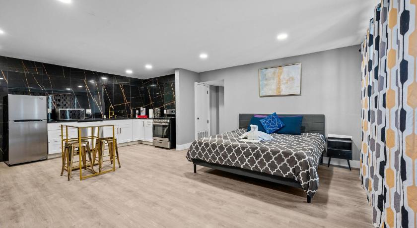 Bright and Cozy Studio in Prime West University Location